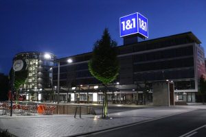 Unsere Lichttechnik aus Siegen erstrahlt bei Dunkelheit in Form eines gigantischen Leuchtwürfels über dem Stammsitz des 1&1 Konzerns in Montabaur.