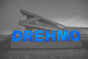 'DREHMO' hat sich bei der Wahl ihrer Außenwerbung für strahlend blaue Leuchtbuchstaben entschieden.
