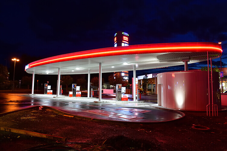 Dank der Siegener Lichttechnik zieht die Tankstelle auch von ihrer Rückseite alle Blicke auf sich.