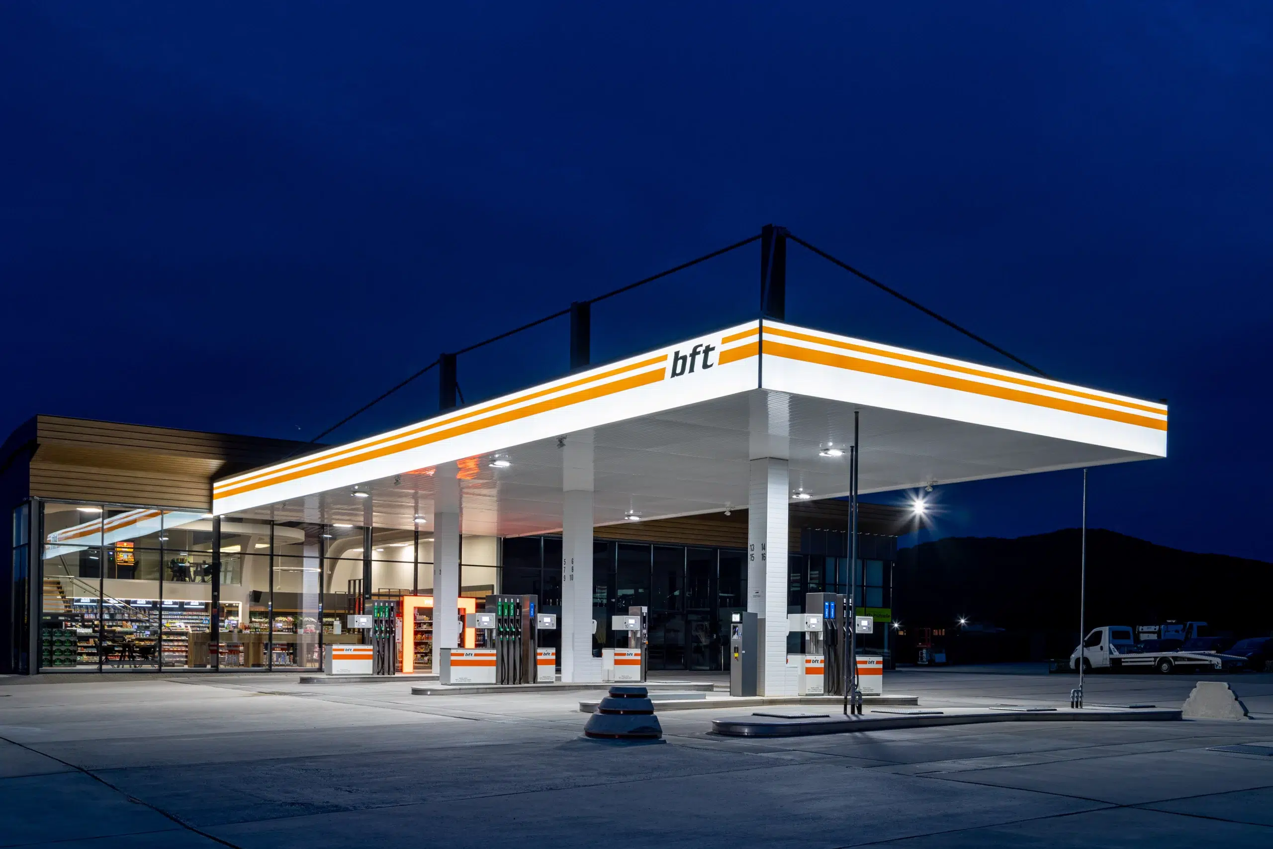 Nachtansicht einer Tankstelle mit moderner Tankdachbeleuchtung von Rudolph Lichtwerbung