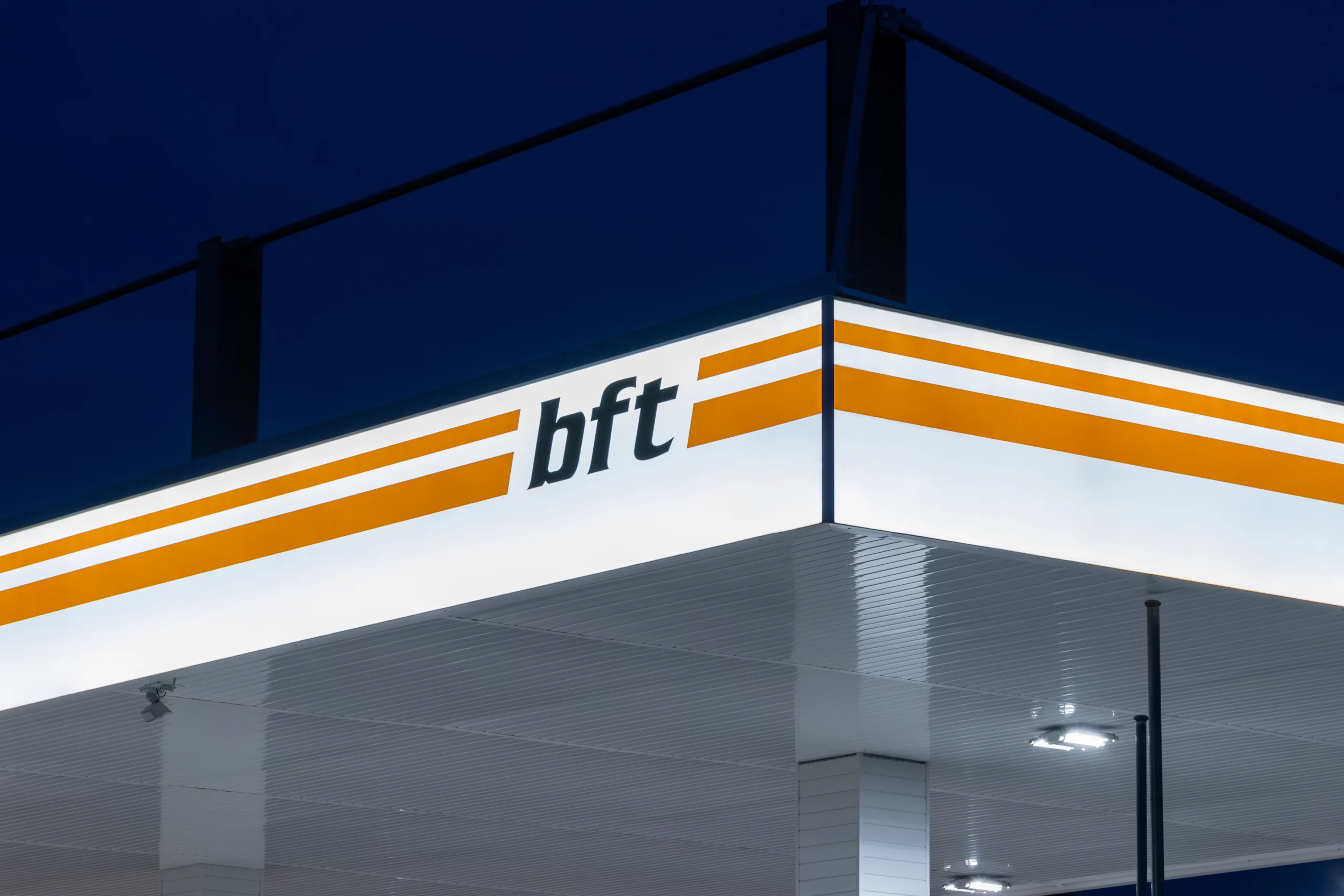 Moderne Tankdachwerbung mit dem Tankdach Leuchtband; Detailansicht einer Ecke