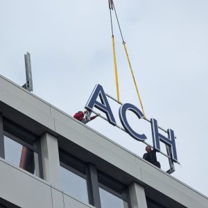 Aufwändige Dachmontage einer XXL Leuchtwerbung.