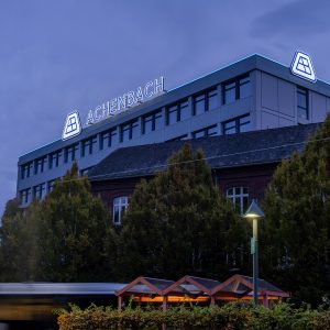 Das Logo von Achenbach Buschhütten als Werbung auf dem Dach des Firmengebäudes
