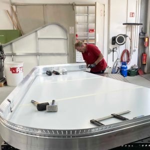 Das Firmenlogo als Dachwerbung auf dem Gebäude von Achenbach.