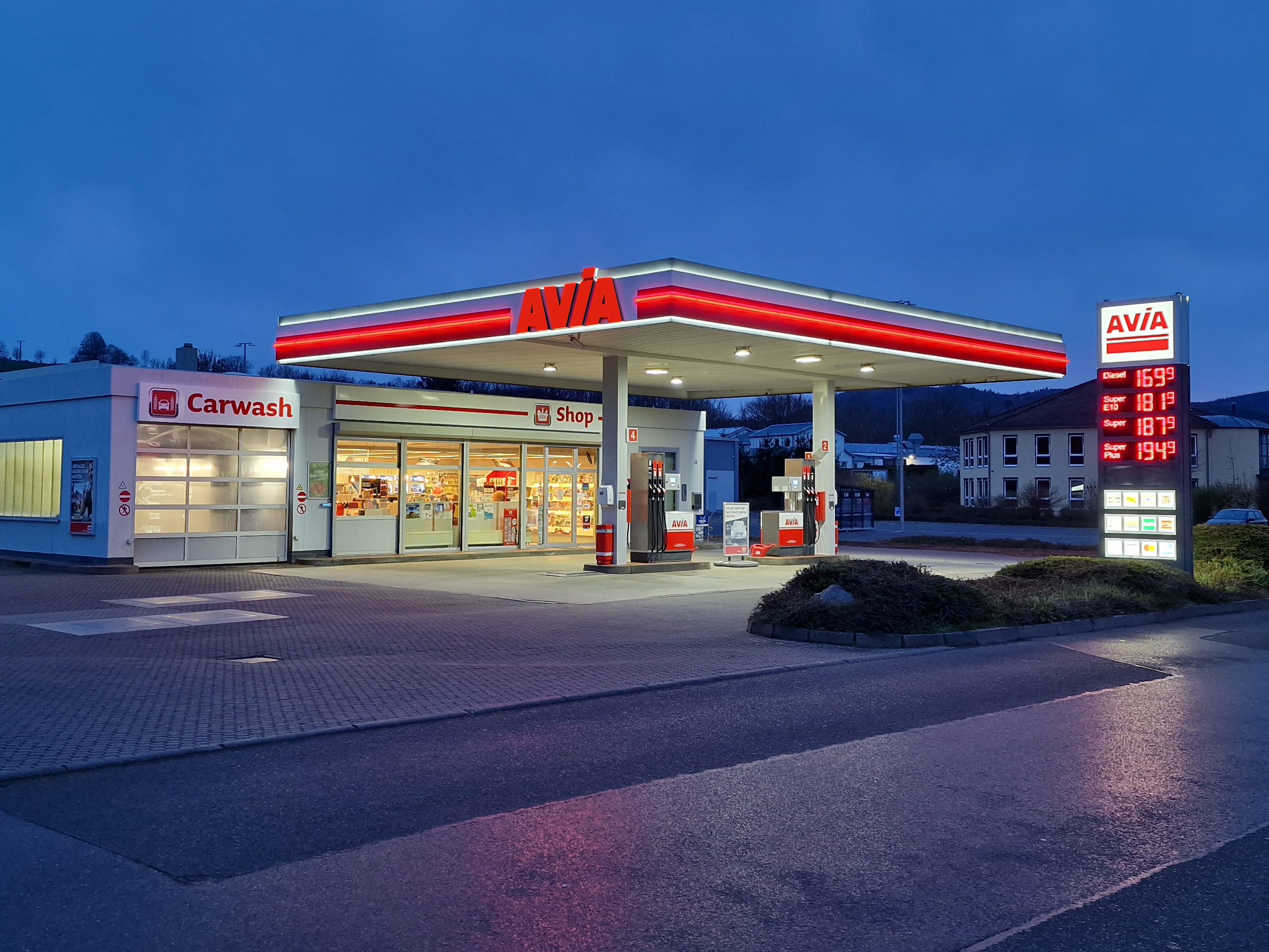 AVIA Tankstelle in Floh-Seligenthal mit neuer Dachbeleuchtung von Rudolph Lichtwerbung