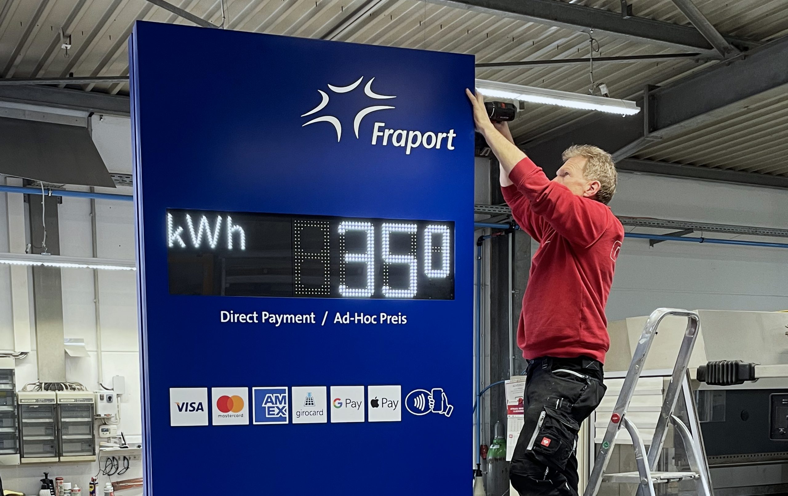 Unsere Leuchtanzeige gibt den Ladepreis für das Laden eines E-Autos in kWh an.