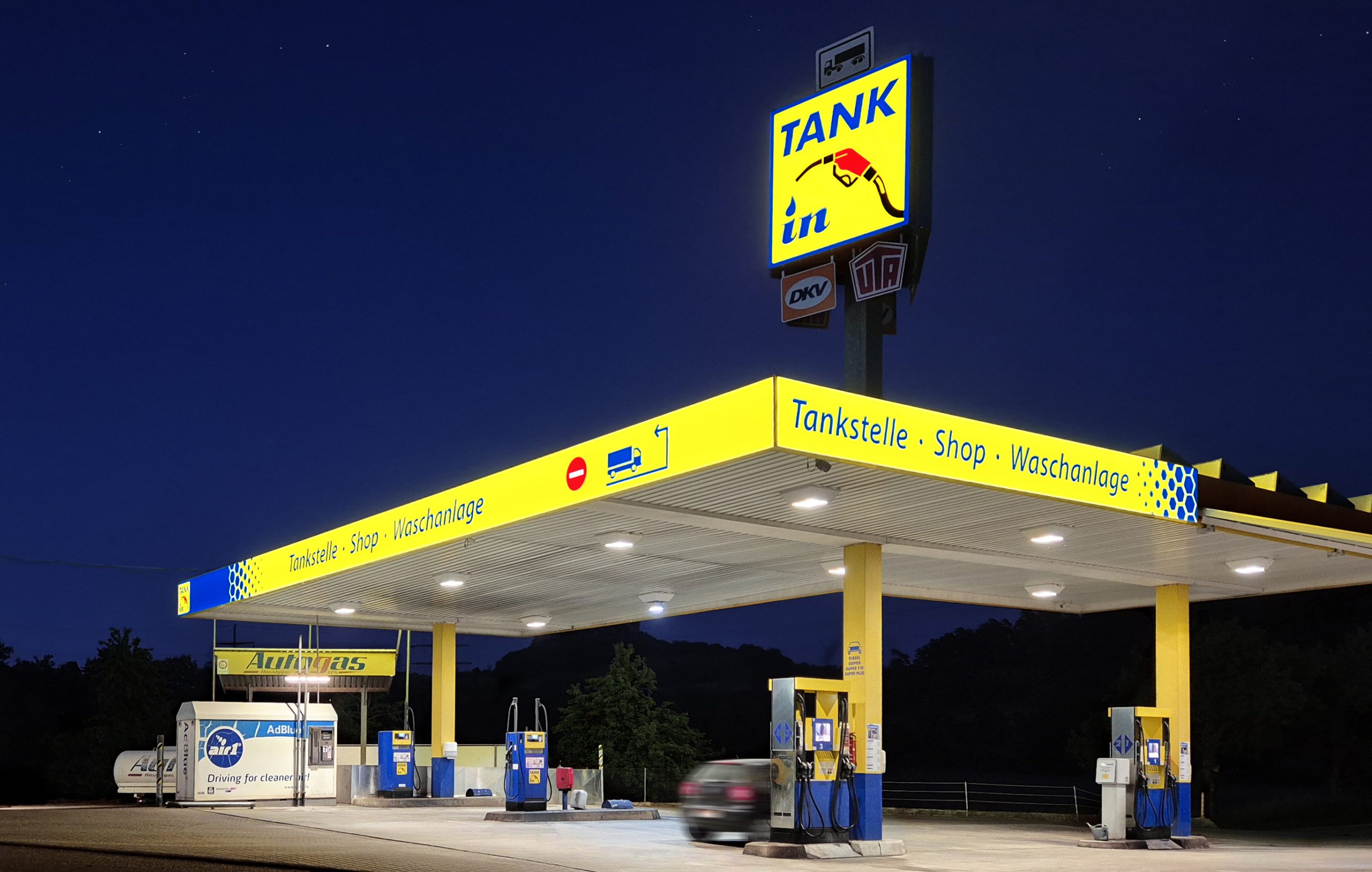 Individuelles Tankdach – unübersehbar: Spanntuch Leuchtdach für Tank in Tankstelle mit LED Leuchtwürfel als Werbeturm
