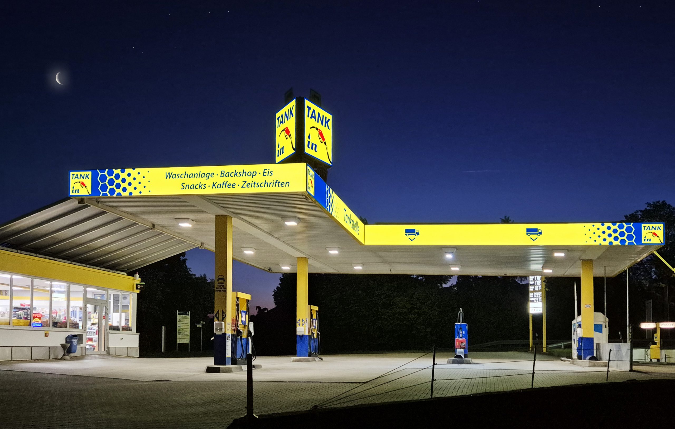 Modernes Tankdach: Spanntuch Leuchtdach für Tank in Tankstelle mit LED Leuchtwürfel als Werbeturm