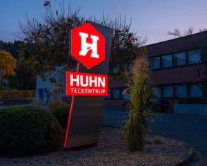 Unsere Pylone sind leuchtende Werbung und Wegweiser in einem.