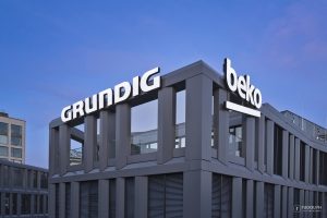 Leuchtlogo als Dachwerbung. Leuchtende Buchstaben mit Tag- und Nachteffekt.