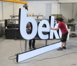 Leuchtbuchstaben als Logo mit Farbeffekt. Am Tag und bei Nacht herausragende Sichtbarkeit.