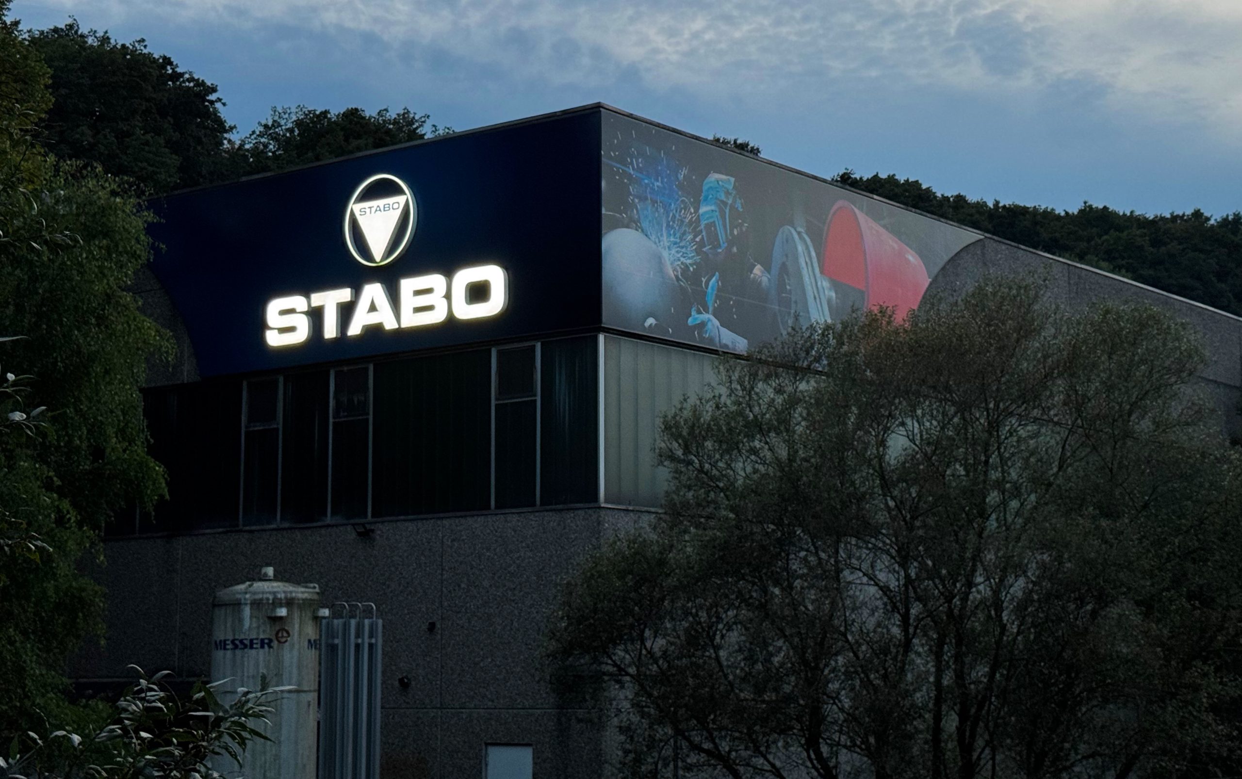 Wirksame Aussenwerbung: Unsere LED Buchstaben machen die Halle unübersehbar.