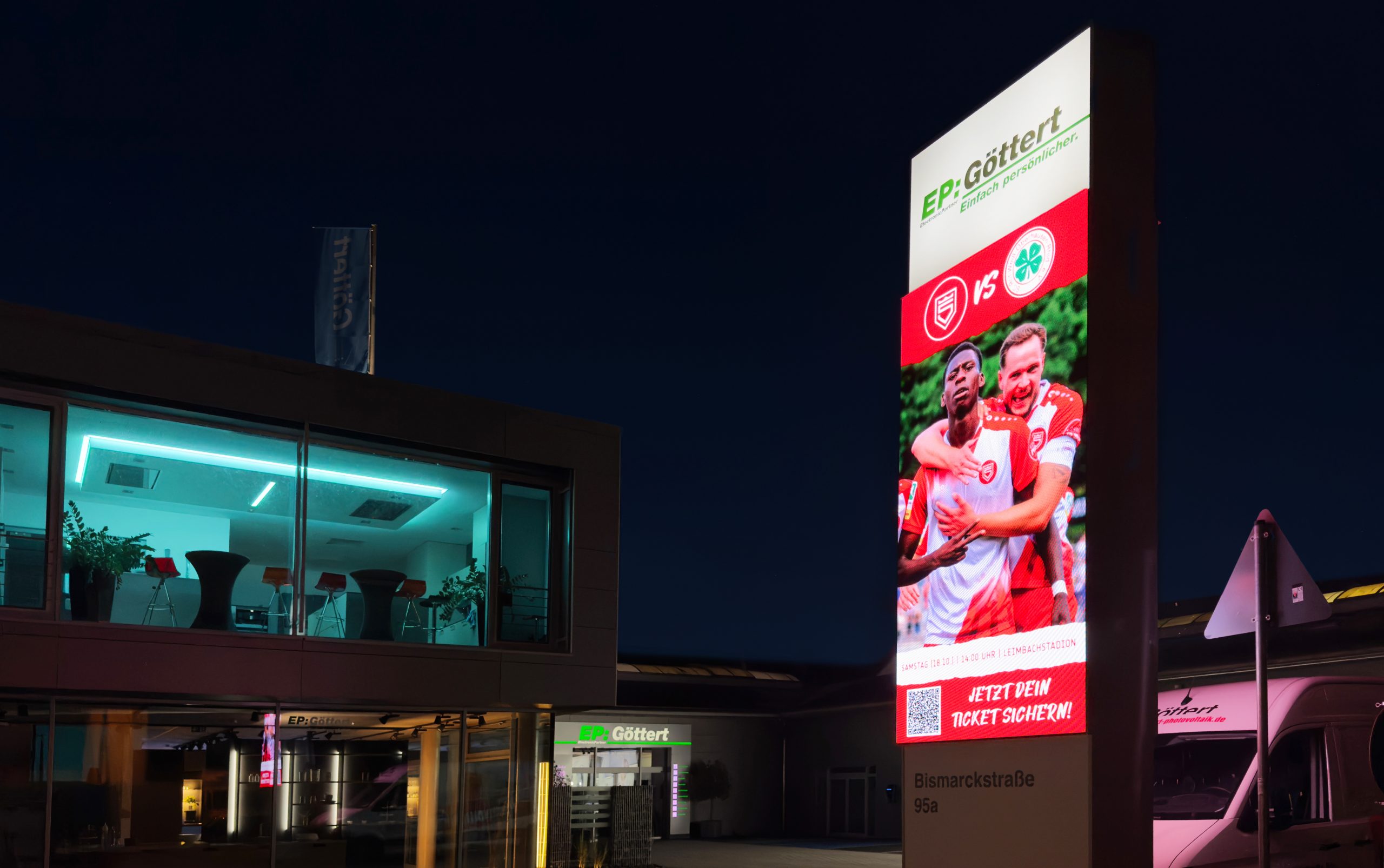 Digital Signage Stele: Der Pylon mit LED Bildschirm, der alle Blicke auf sich zieht.