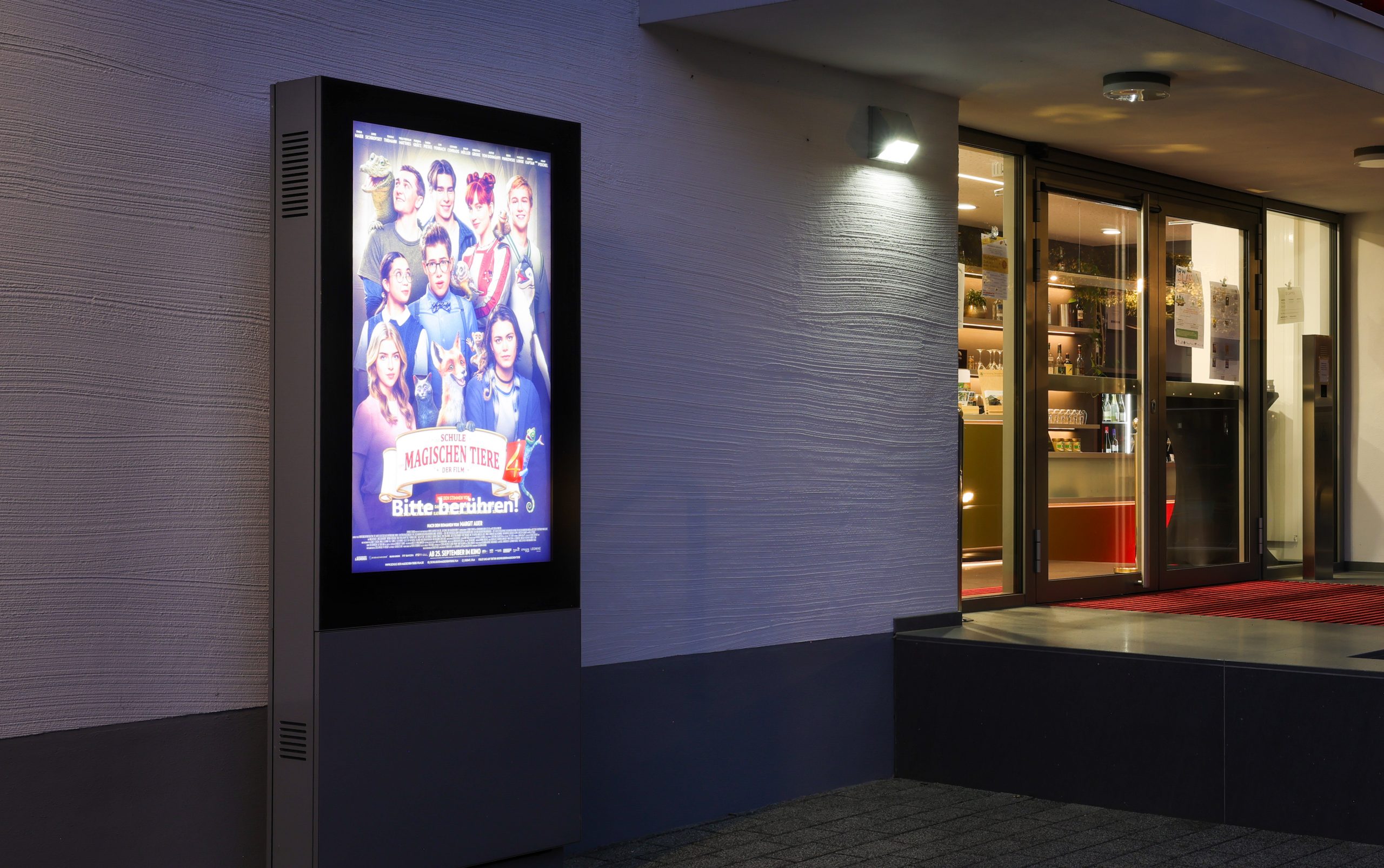 Display Stele mit Touchfunktion für gestochen scharfe Aussenwerbung.