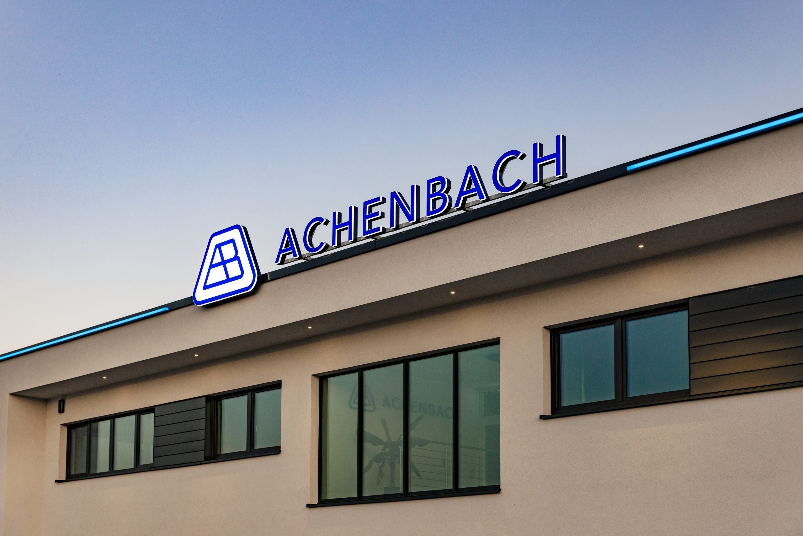 LED Leuchtbuchstaben und LED Band als aufmerksamkeitsstarke Aussenreklame.