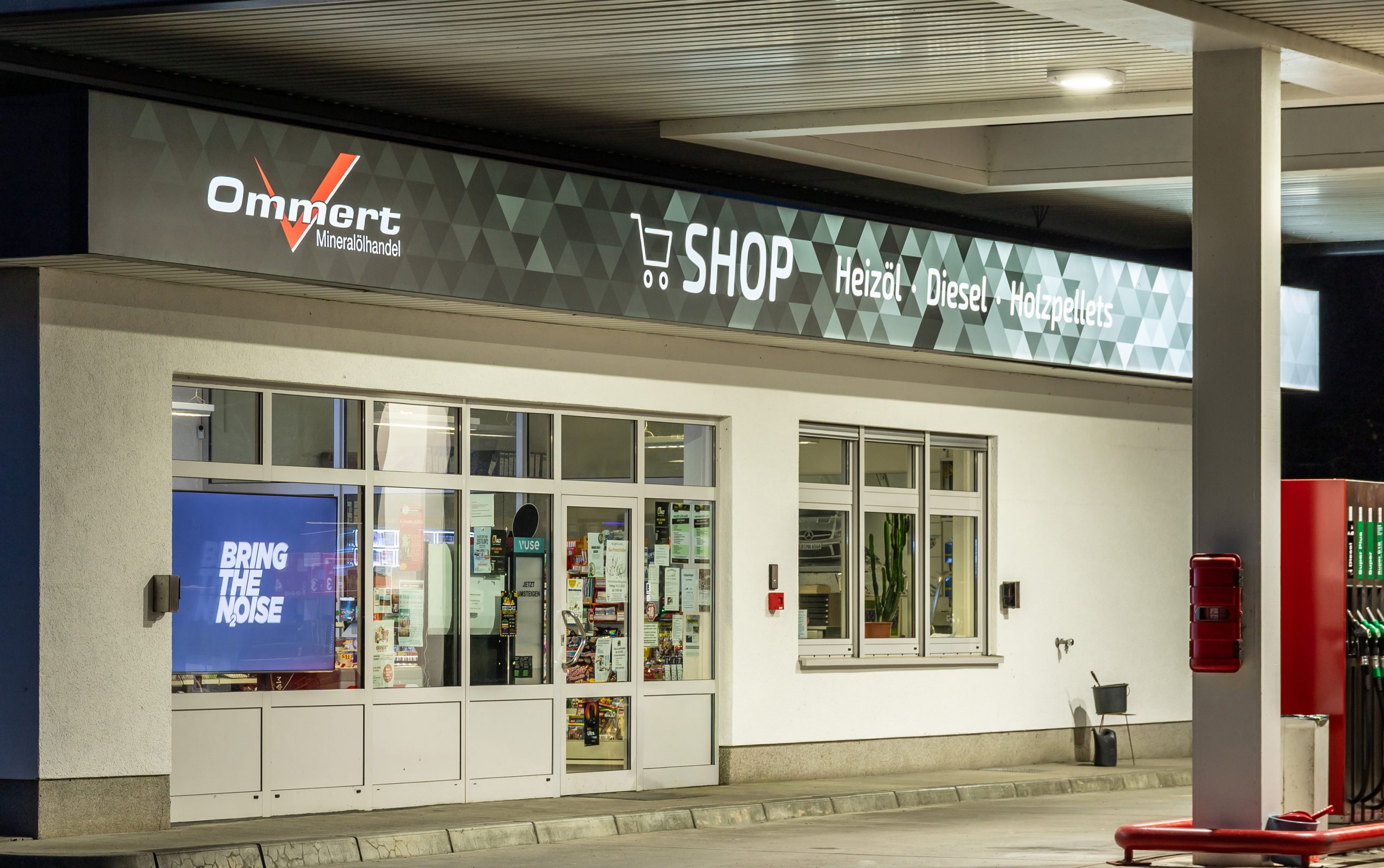Rudolph Lichtwerbung: Unser Leuchtband für Tankkstellendach und als effektive Werbeblende für den Shop.
