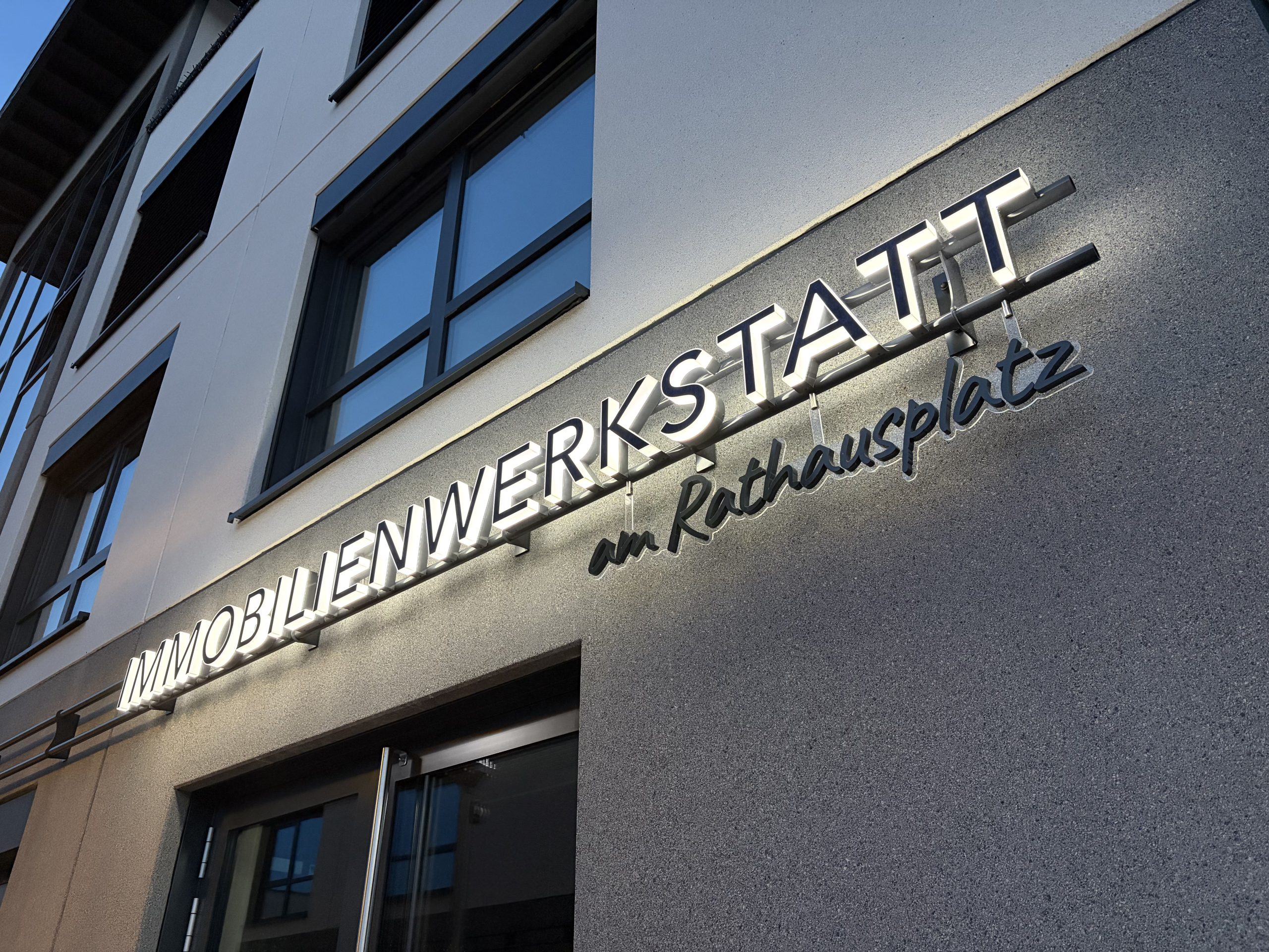 Die leuchtenden Buchstben der Immobilienwerkstatt sind ein gelungener Aussenauftritt.