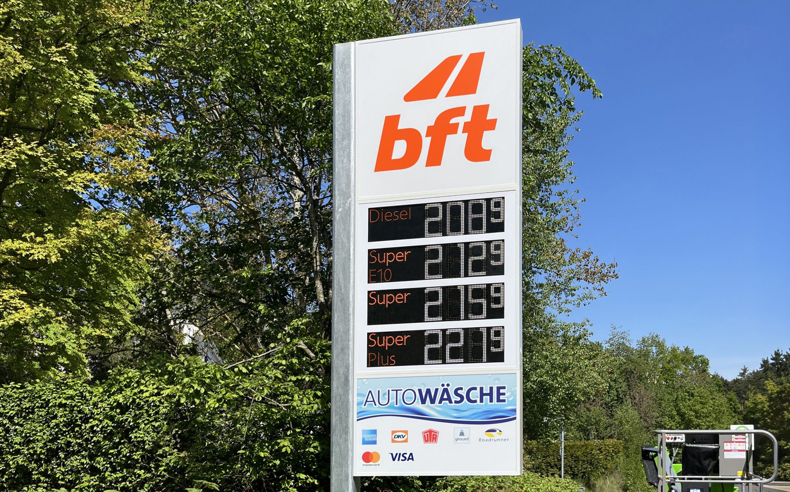 Preisschilder für Tankstellen mit LED Ziffern vom Lichtwerbe-Experten.