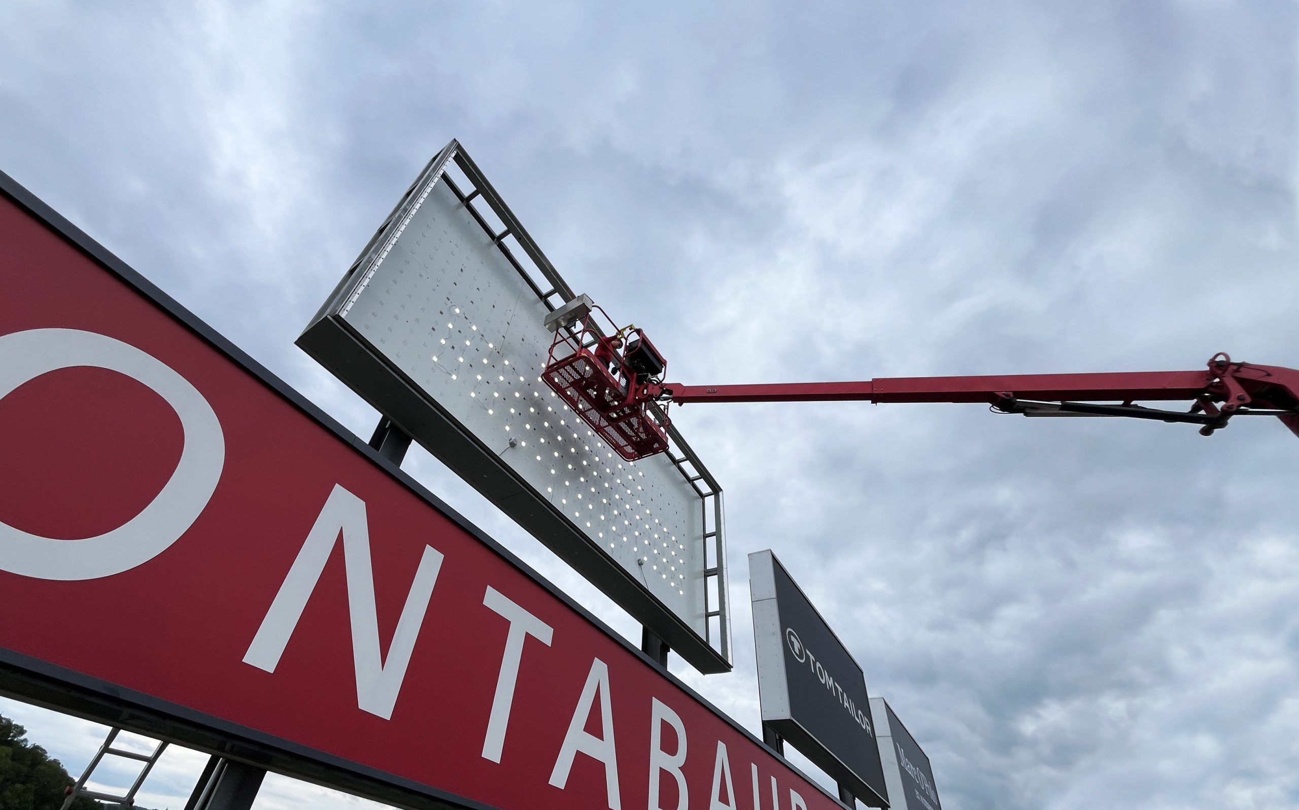 Wartung der grossen Werbeanalge auf dem Dach des Outletcenters Montabaur.
